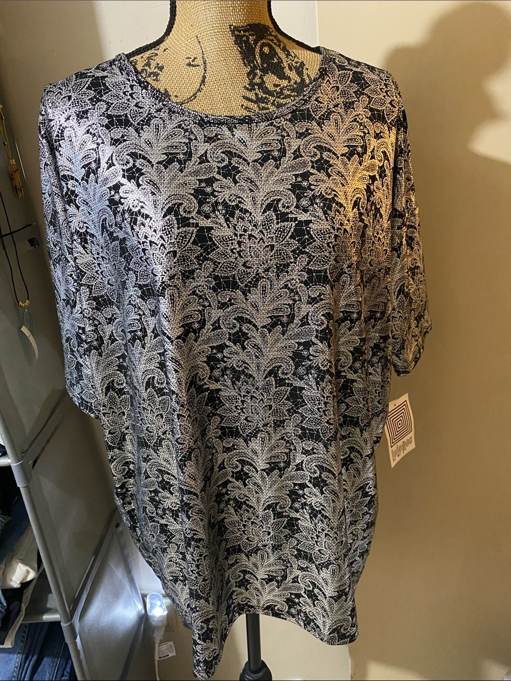 NWT LULAROE Elegant Irma tunic top size women’s small